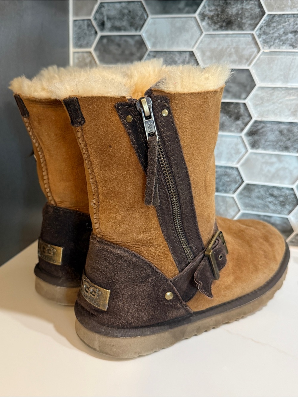 Ugg Blaise Classic Shearling Boots - size 9 - Picture 3 of 11